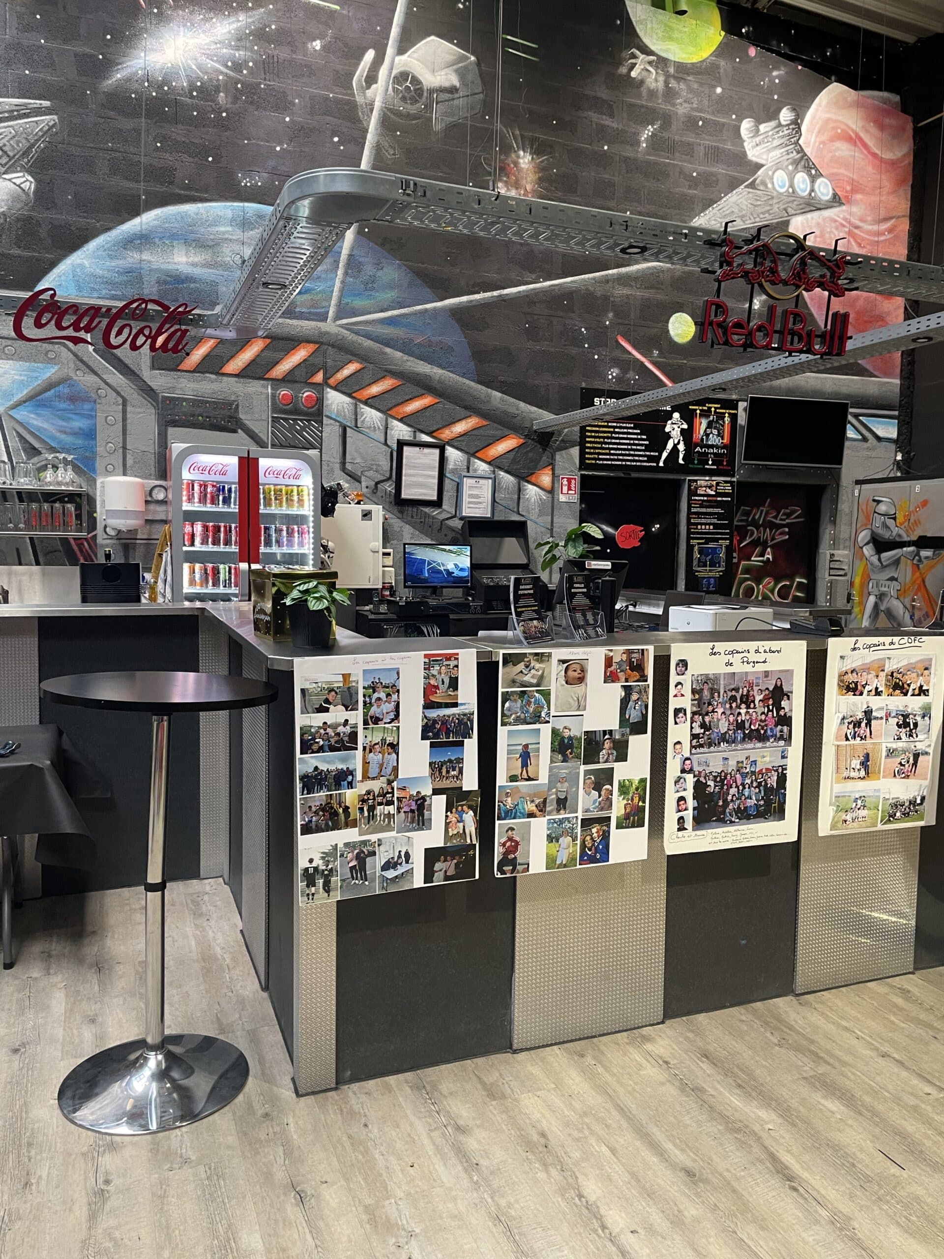 Bar thématique Star Wars avec fresque galactique, frigo Coca-Cola et slogan 'Entrez dans la Force' sur le mur.