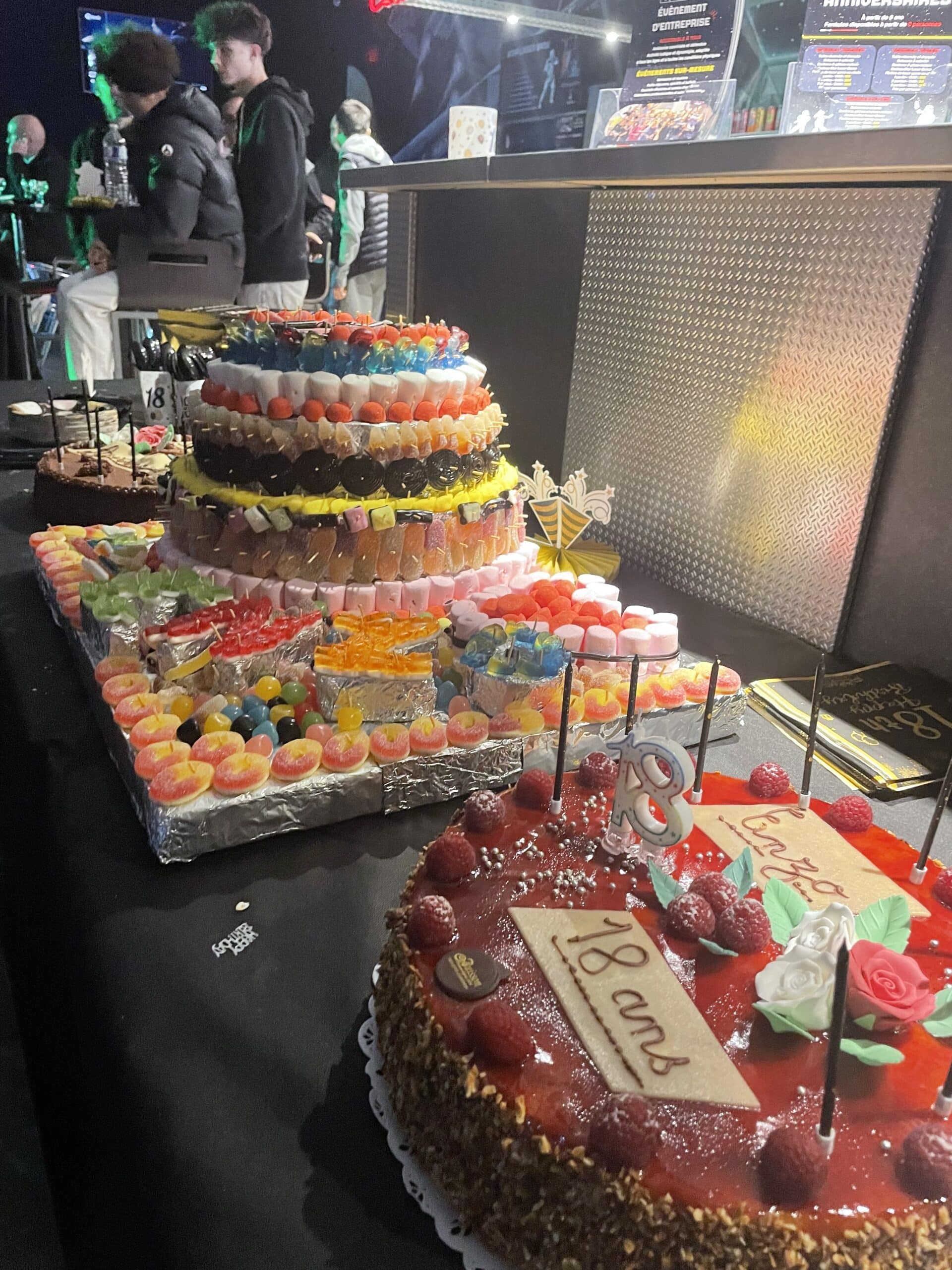 Gâteaux d'anniversaire 18 ans : pièce montée de bonbons colorés et entremets framboise décoré avec bougies 18.