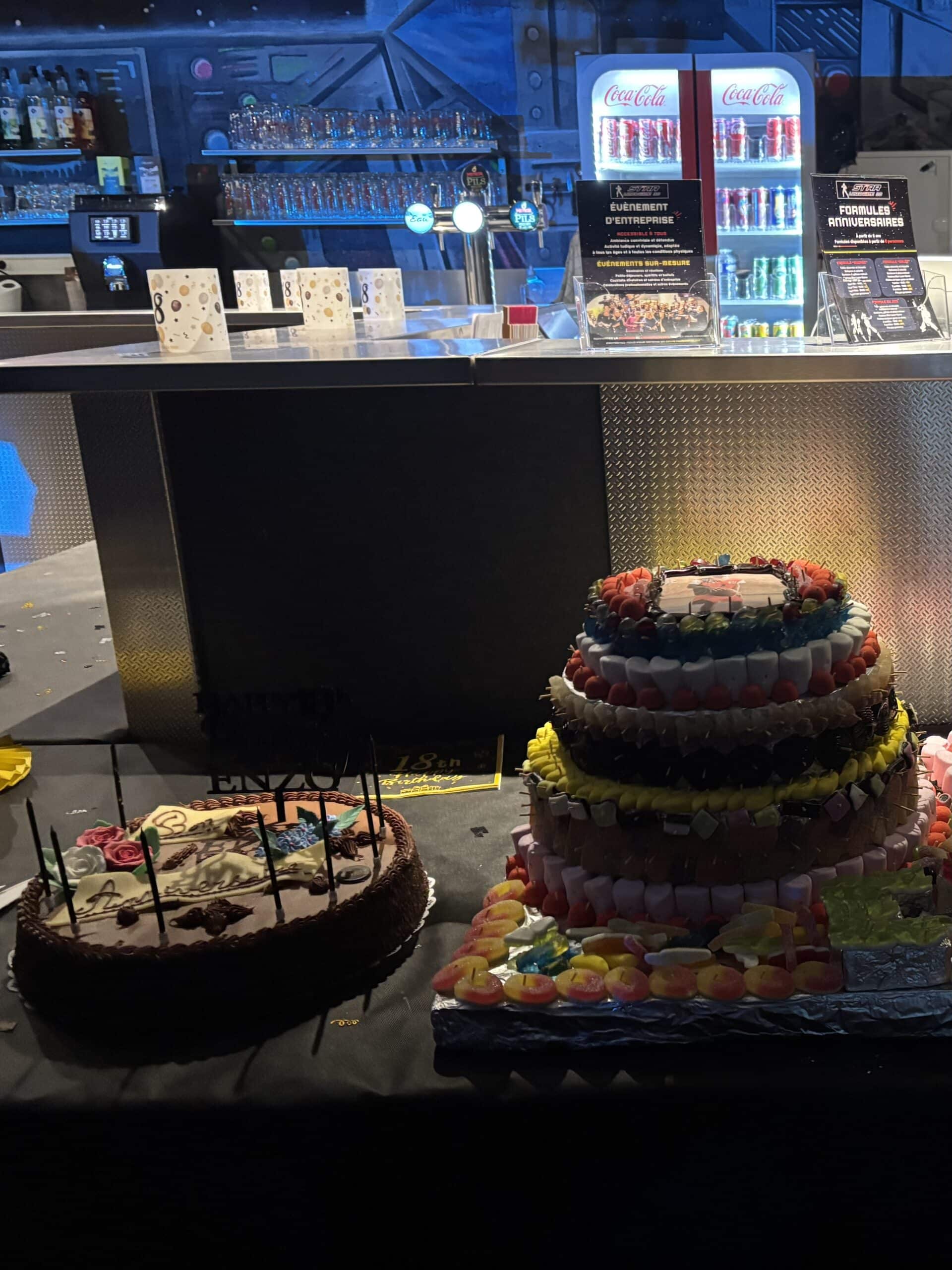 Gâteaux d'anniversaire pour les 18 ans d'Enzo au Star Laser : gâteau chocolat et pièce montée de bonbons colorés.